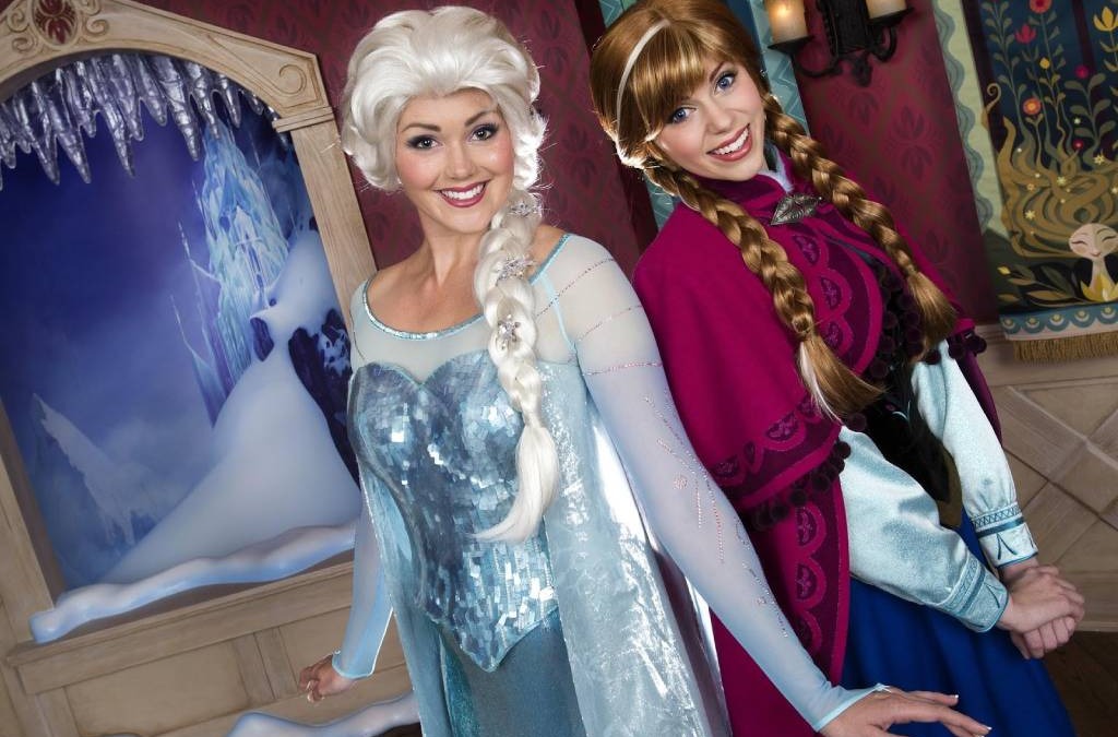 Guide to Holidays at Disneylandยฎ Resort